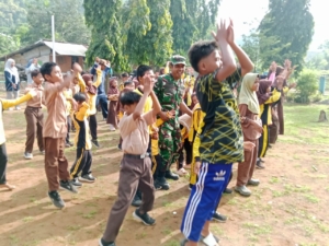 Trauma Healing Anak Sekolah, Babinsa Kodim 1608/Bima Hadirkan Senam Ceria di SDN 02 Ntonggu