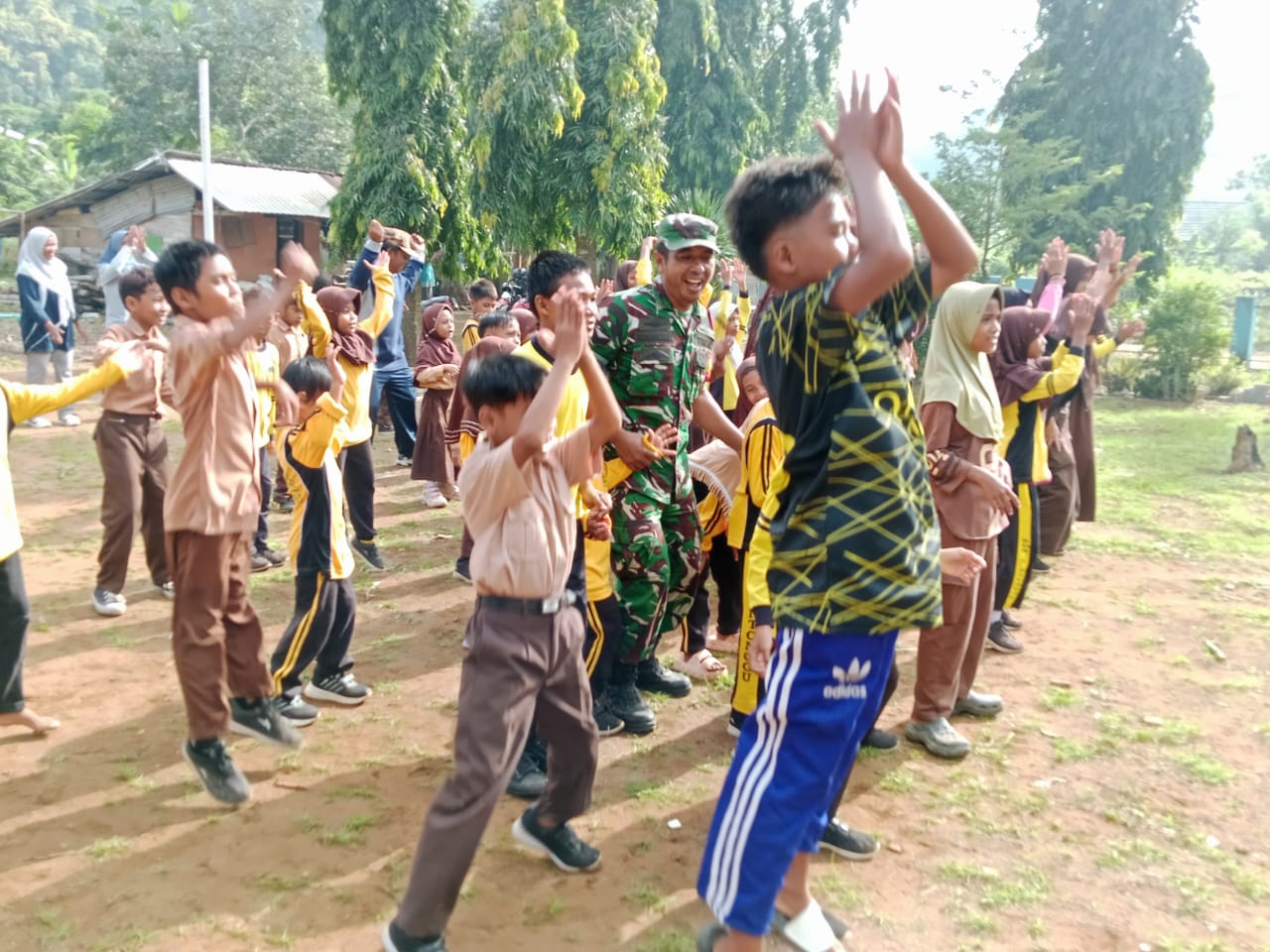 Trauma Healing Anak Sekolah, Babinsa Kodim 1608/Bima Hadirkan Senam Ceria di SDN 02 Ntonggu