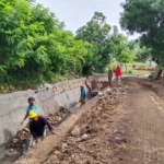 Sinergi TNI dan Warga, Babinsa Awasi Pembangunan Irigasi Desa Karombo