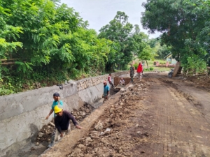 Sinergi TNI dan Warga, Babinsa Awasi Pembangunan Irigasi Desa Karombo
