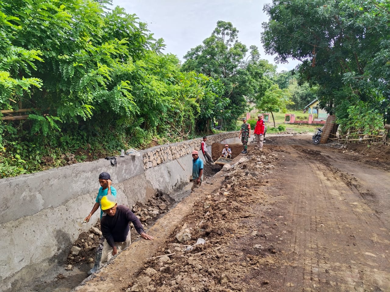 Sinergi TNI dan Warga, Babinsa Awasi Pembangunan Irigasi Desa Karombo
