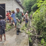 Budayakan Hidup Bersih dan Sehat, Babinsa dan Warga Bersihkan Lingkungan