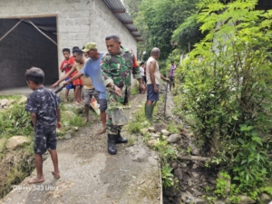 Budayakan Hidup Bersih dan Sehat, Babinsa dan Warga Bersihkan Lingkungan
