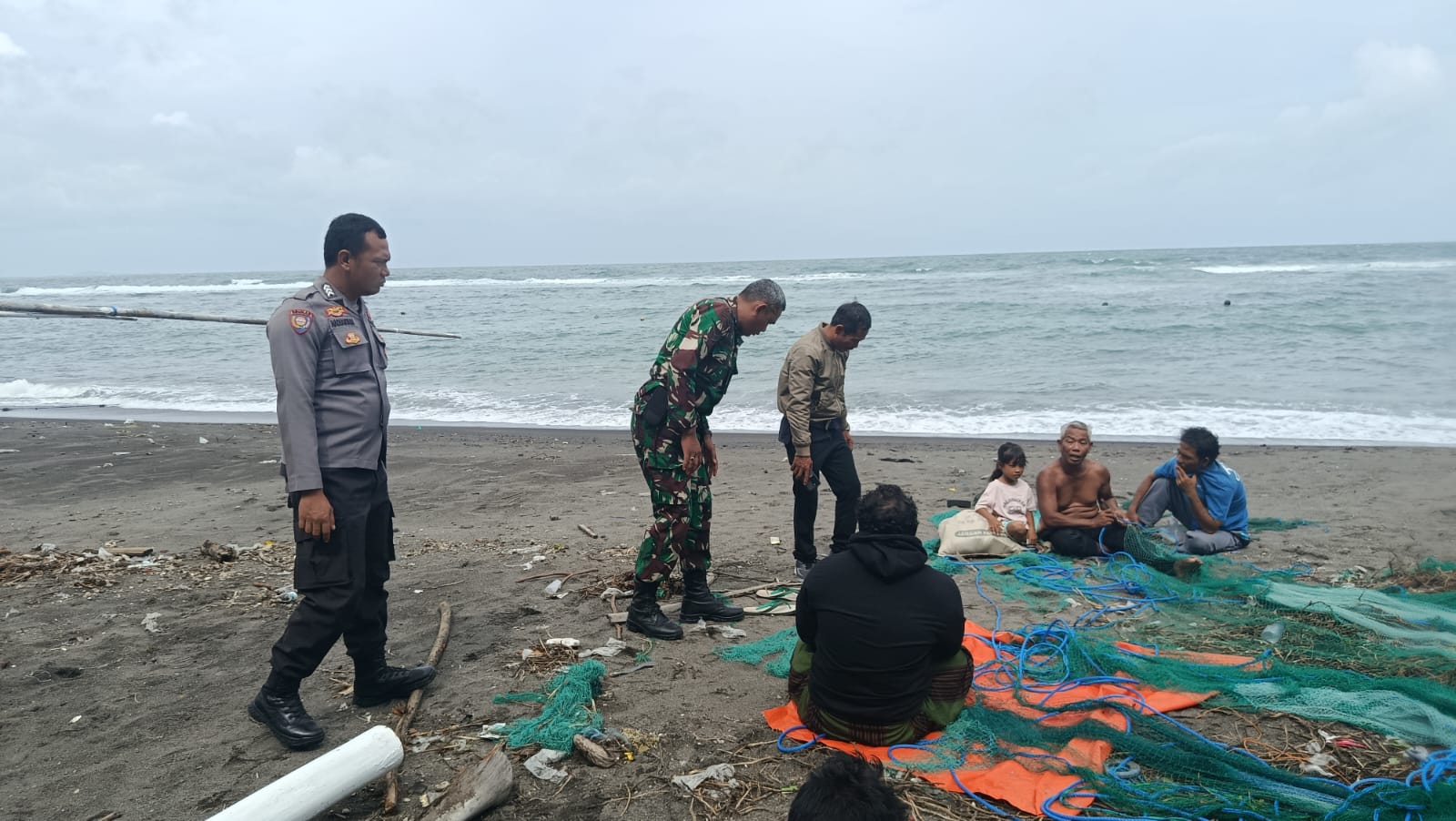 Babinsa Segara Katon Ajak Nelayan Utamakan Keselamata