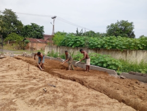 Babinsa Koramil Alok Turun Langsung Bantu Pengerjaan Koperasi Demi Kesejahteraan Warga