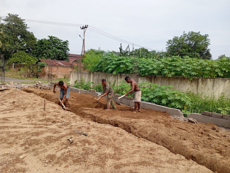 Babinsa Koramil Alok Turun Langsung Bantu Pengerjaan Koperasi Demi Kesejahteraan Warga