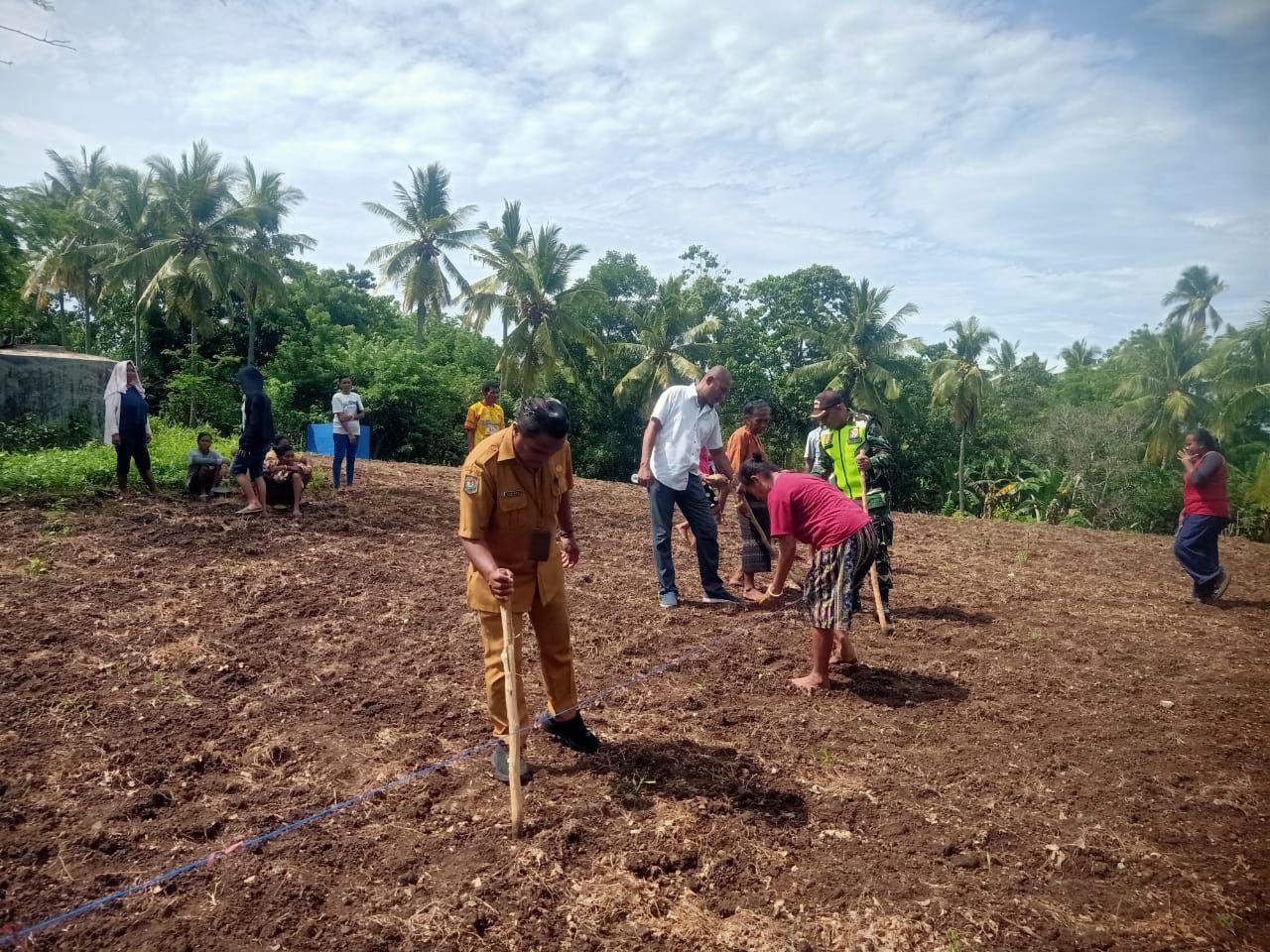 TNI AD melalui Babinsa Kawal Pemberdayaan Pertanian untuk Kesejahteraan Masyarakat Watukobu