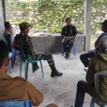 Melalui Komsos dan Pamwil, Babinsa TNI Imbau Warga Maubasa Timur Jaga Kebersihan Lingkungan