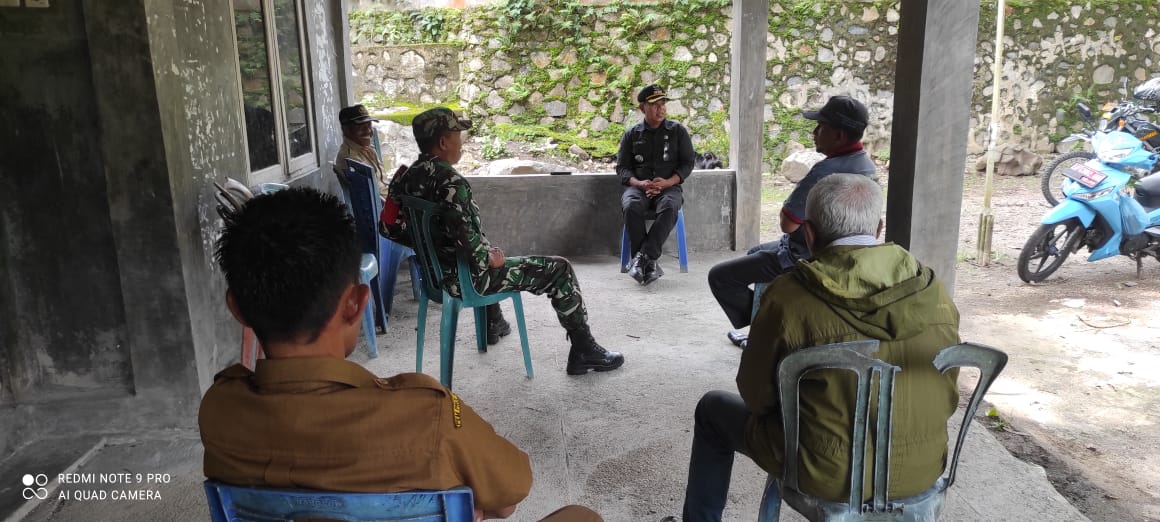 Melalui Komsos dan Pamwil, Babinsa TNI Imbau Warga Maubasa Timur Jaga Kebersihan Lingkungan