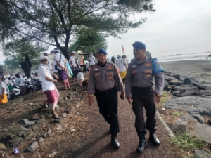 Polairud Polres Gianyar Intensifkan Patroli Pesisir Saat Upacara Keagamaan di Pantai Masceti