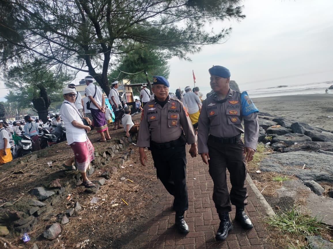 Polairud Polres Gianyar Intensifkan Patroli Pesisir Saat Upacara Keagamaan di Pantai Masceti