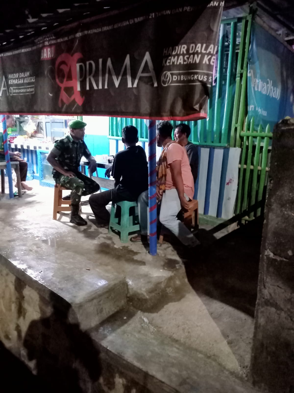 Ciptakan Rasa Aman, Babinsa Poto Tano Laksanakan Patroli Rutin