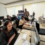 Petugas Satpas SIM Polresta Denpasar Berikan Pelayanan dan Arahan kepada Pemohon SIM