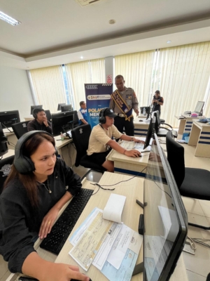 Petugas Satpas SIM Polresta Denpasar Berikan Pelayanan dan Arahan kepada Pemohon SIM