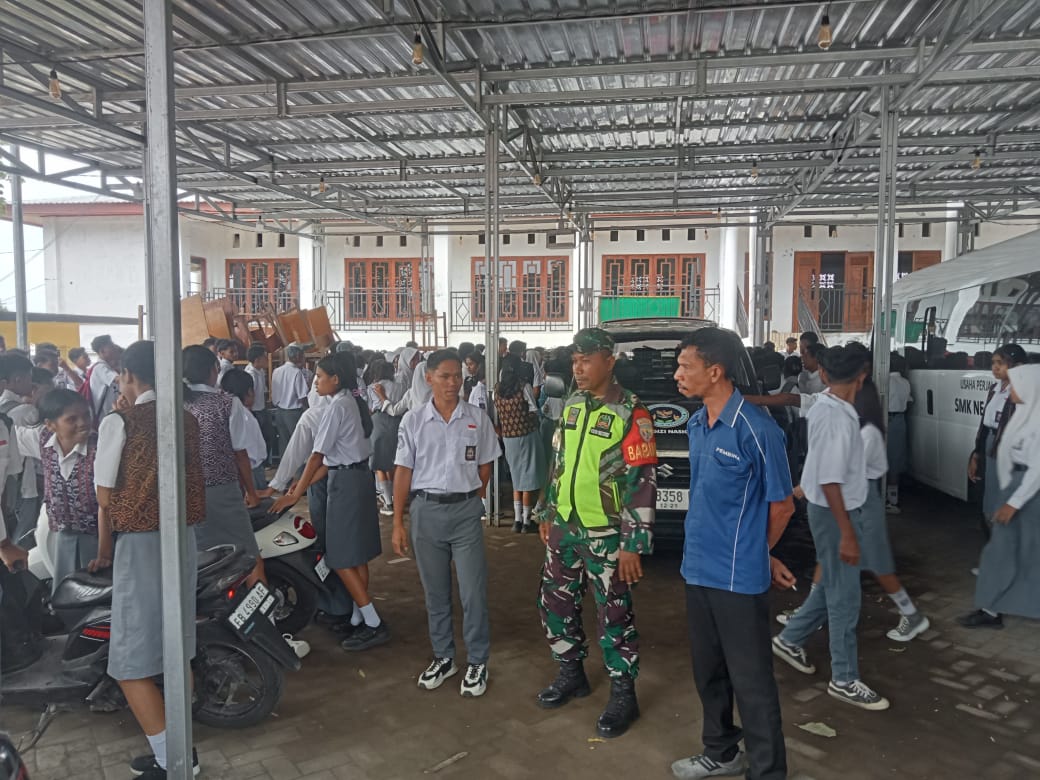 Babinsa TNI Ingatkan Pelajar SMKN 1 Ende Jaga Ketertiban dan Keamanan Sekolah