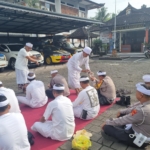 Kapolsek Kerambitan bersama Anggota gelar Persembahyangan Bersama di Pura Giri Jaya Natha Polsek Kerambitan