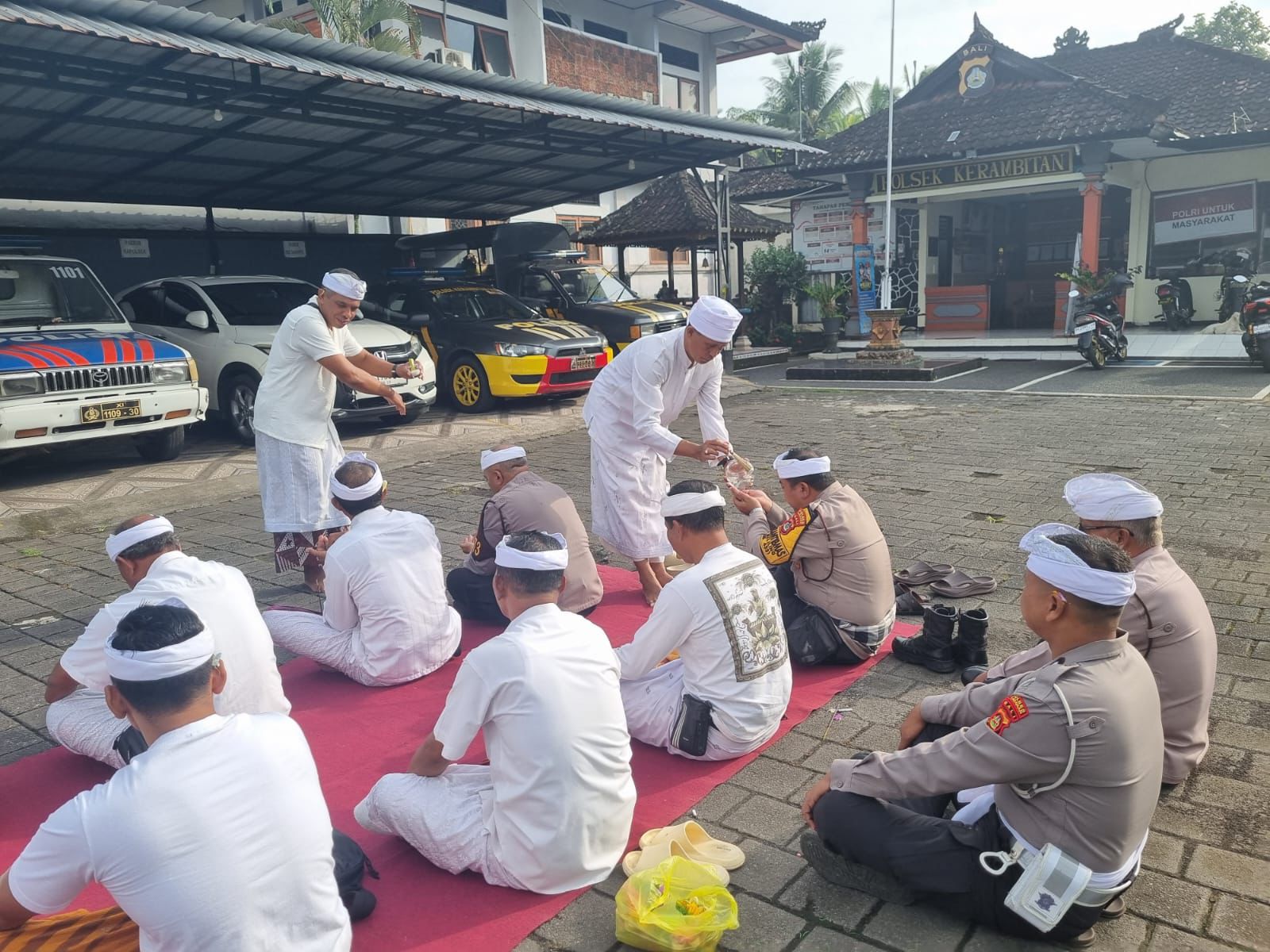 Kapolsek Kerambitan bersama Anggota gelar Persembahyangan Bersama di Pura Giri Jaya Natha Polsek Kerambitan