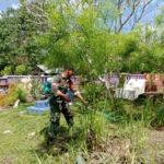 Gotong Royong Kebersihan, Babinsa dan Warga Desa Ileboki Bahu-Membahu