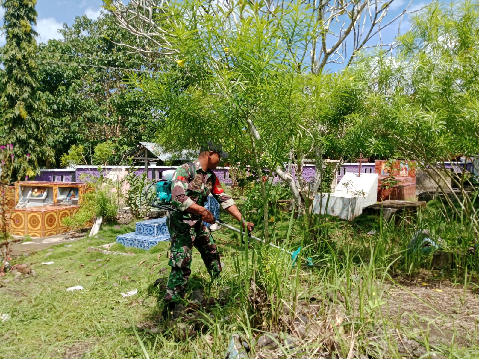 Gotong Royong Kebersihan, Babinsa dan Warga Desa Ileboki Bahu-Membahu