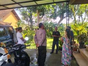 Bhabinkamtibmas Bersama Perbekel Sumerta Kaja Lakukan Mediasi Keluhan Warga Terkait Bau Peternakan Bebek
