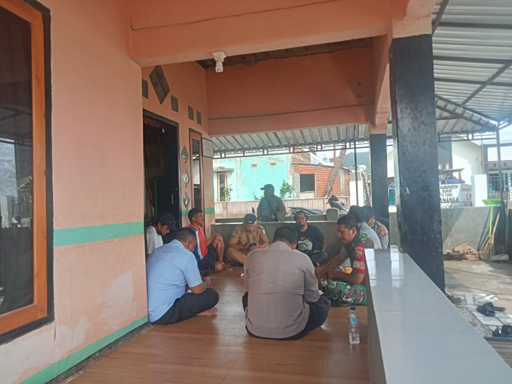 Komsos Babinsa Bersama Bhabinkamtibmas Wujudkan Desa Tuananga Aman dan Kondusif