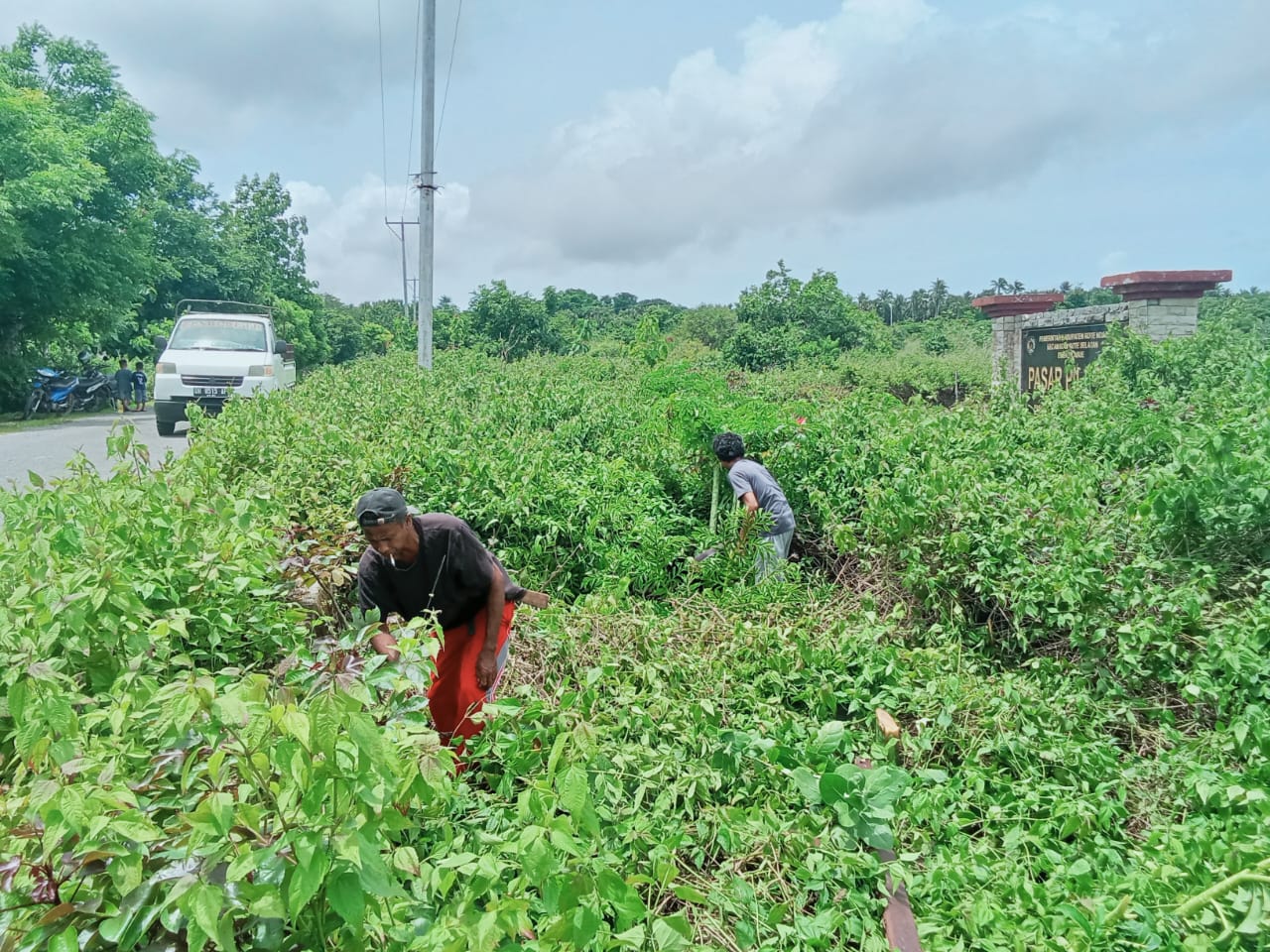 Kompak Bangun Desa, Babinsa dan Warga Pilasue Bersihkan Lokasi KDKMP