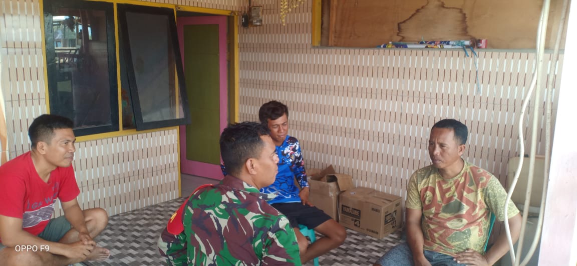 Melalui Komsos, Babinsa Poto Tano Pererat Sinergi dengan Masyarakat