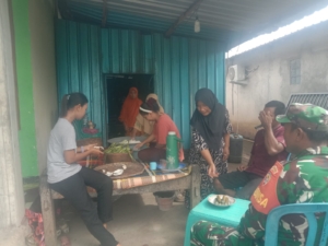 Babinsa Air Suning Dampingi Kearifan Lokal Warga Usai Musim Tanam Padi