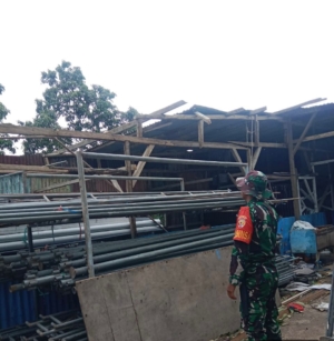 TNI Peduli Warga, Babinsa Koramil 1612-01/Ruteng Tindak Lanjuti Gudang Roboh di Beamese