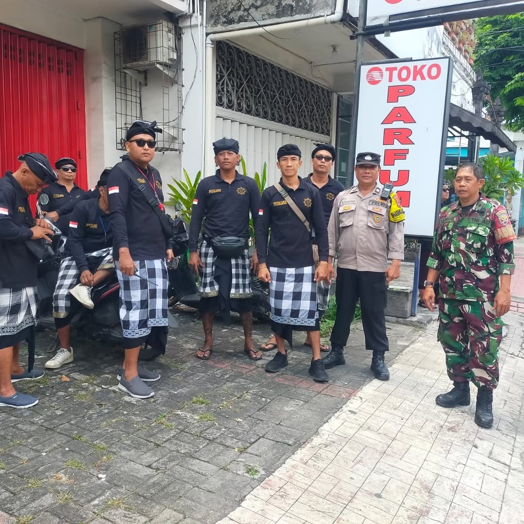 Sinergitas TNI-Polri, Bhabinkamtibmas dan Babinsa Amankan Pelaksanaan Upacara Pelebon di Desa Dauh Puri Kangin