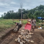 Babinsa Koramil Walakaka Dampingi Pengerjaan Pondasi Koperasi Desa Merah Putih di Desa Rua