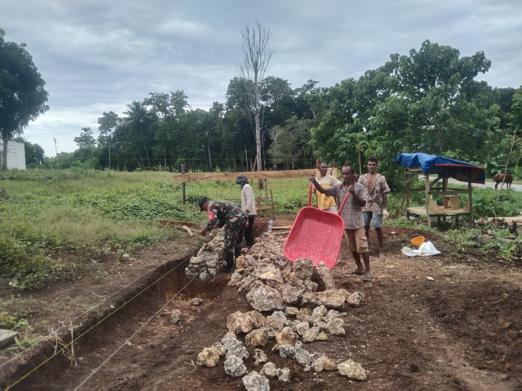 Babinsa Koramil Walakaka Dampingi Pengerjaan Pondasi Koperasi Desa Merah Putih di Desa Rua