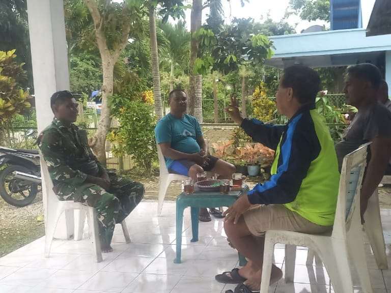 Babinsa Kodim 1613/Sumba Barat Ajak Warga Jaga Kamtibmas