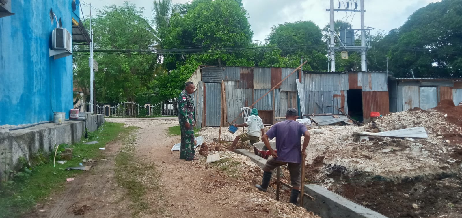 Monitoring Wilayah, Babinsa Pastikan Progres Pembangunan KDKMP Aman dan Lancar