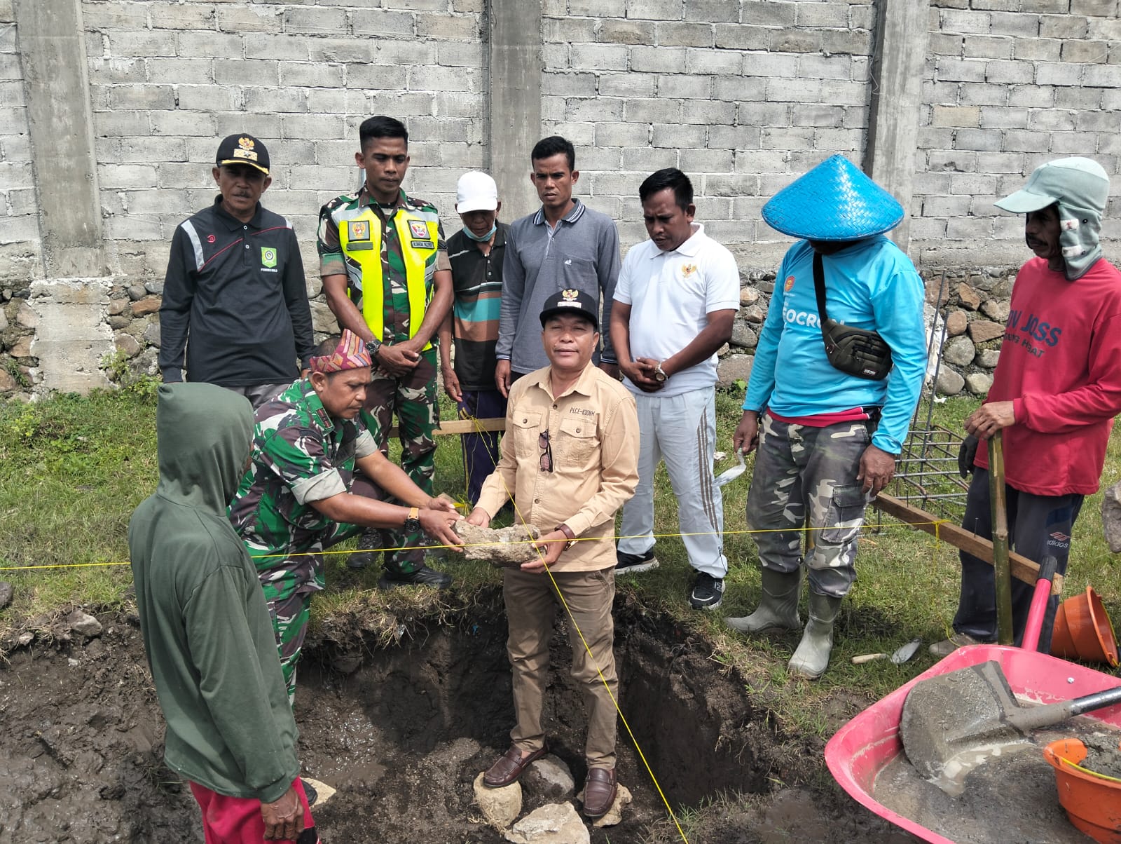 Babinsa Koramil 02/Bolo Kawal Progres Pembangunan Gerai KDMP Desa Bolo