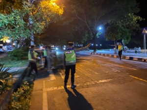 Polsek Dawan Amankan Persembahyangan Malam Siwa Ratri di Pura Goa Lawah.