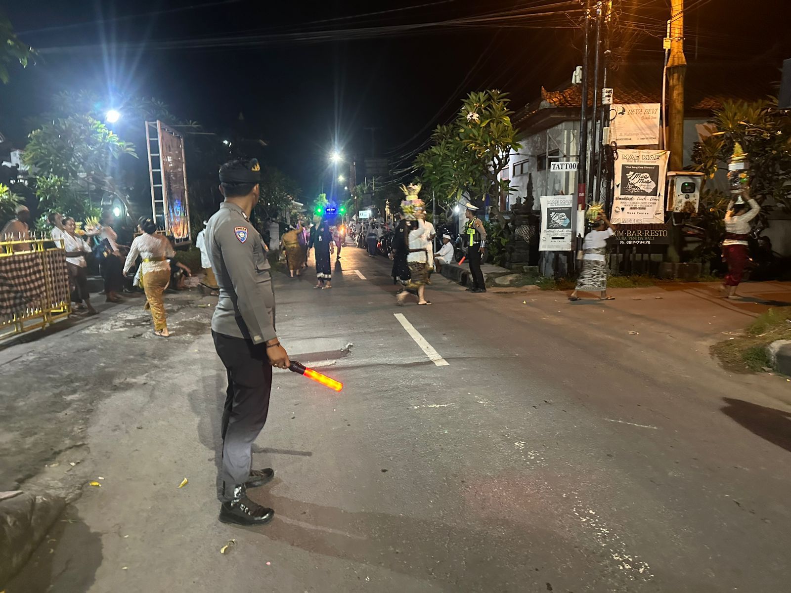 Bhabinkamtibmas dan Pecalang Amankan Sesolahan Sesuunan Desa Adat Kutampi.