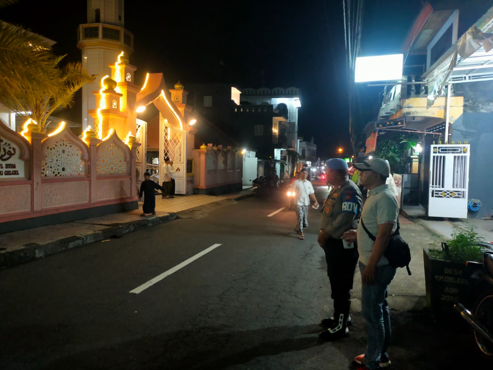 Polsek Klungkung Amankan Perayaan Isra Mi’raj di Masjid Nurul Huda Gelgel.