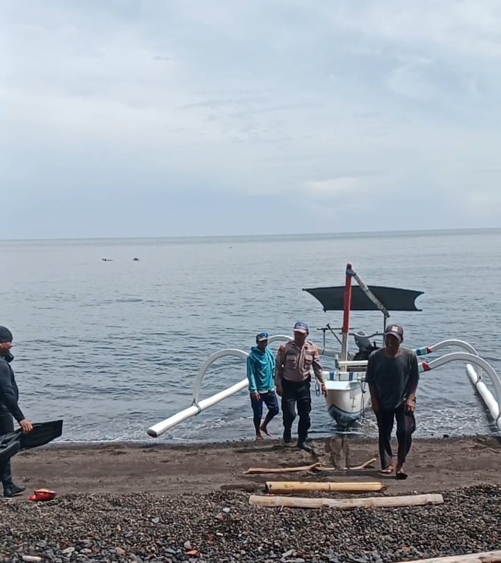 Personil Satuan Polairud Polres Karangasem Bantu Warga Nelayan Mendorong Jukung