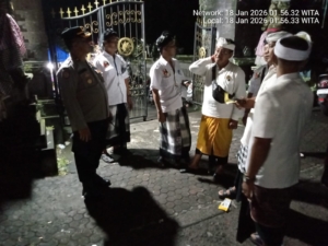 Kapolsek Mengwi Pimpin Pengamanan Pementasan Calon Narang di Pura Dalem Desa Adat Denkayu