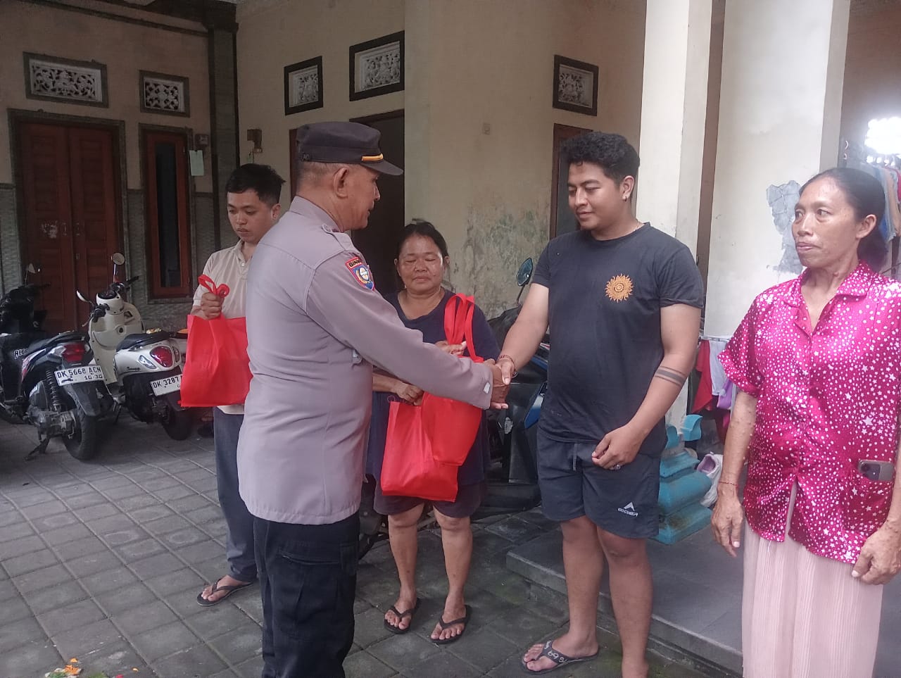 Jaga Lingkungan Tetap Aman, Polres Badung Sapa Warga Gang Jepun Saat Minggu Kasih