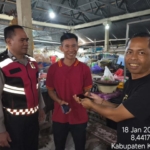 Respon Cepat Personel Polsek Bebandem Bantu Warga Temukan HP yang Hilang di Pasar Bebandem