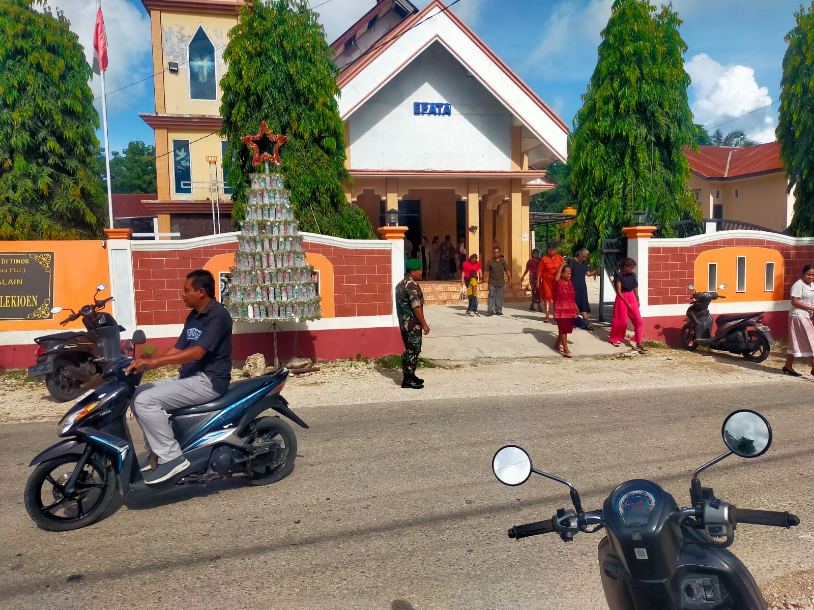 Pengamanan dan Pemantauan Ibadah, Babinsa Hadir di Gereja Efata Lekioen