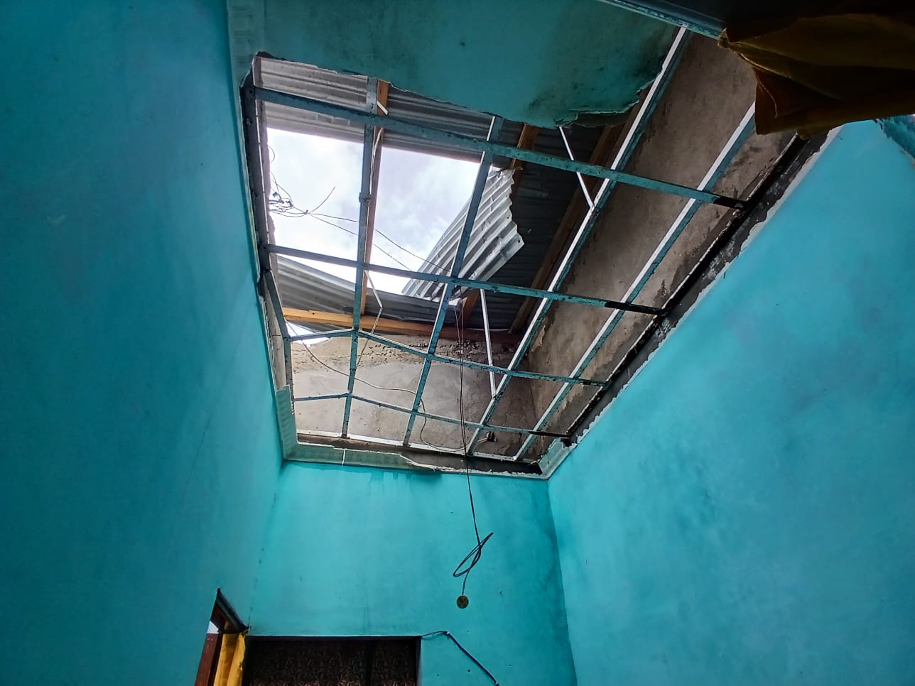 Babinsa Alak Dampingi Warga Korban Angin Kencang