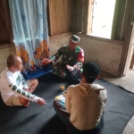 Kebersamaan Babinsa dan Warga Terjalin dalam Komsos di Desa Compang
