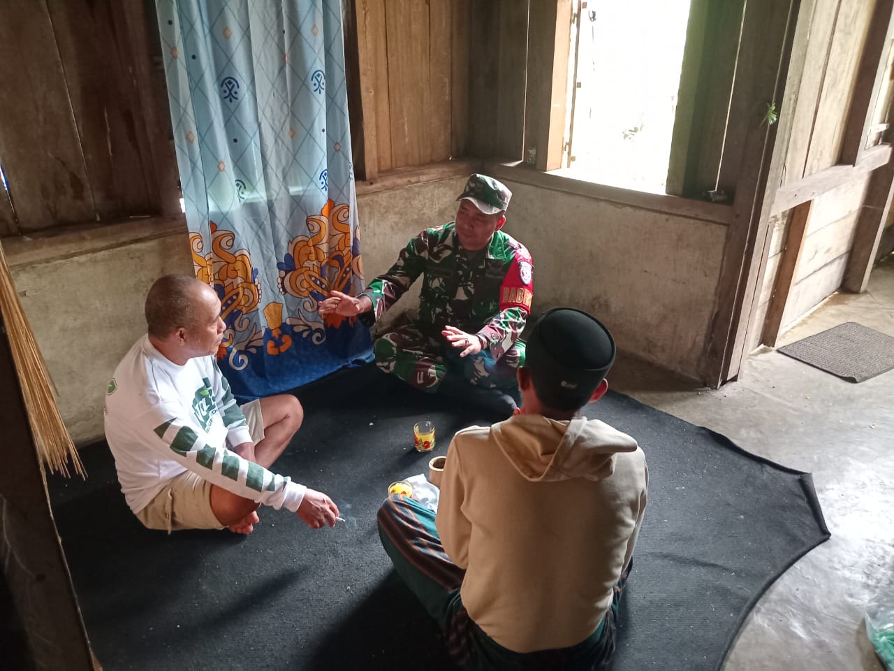 Kebersamaan Babinsa dan Warga Terjalin dalam Komsos di Desa Compang