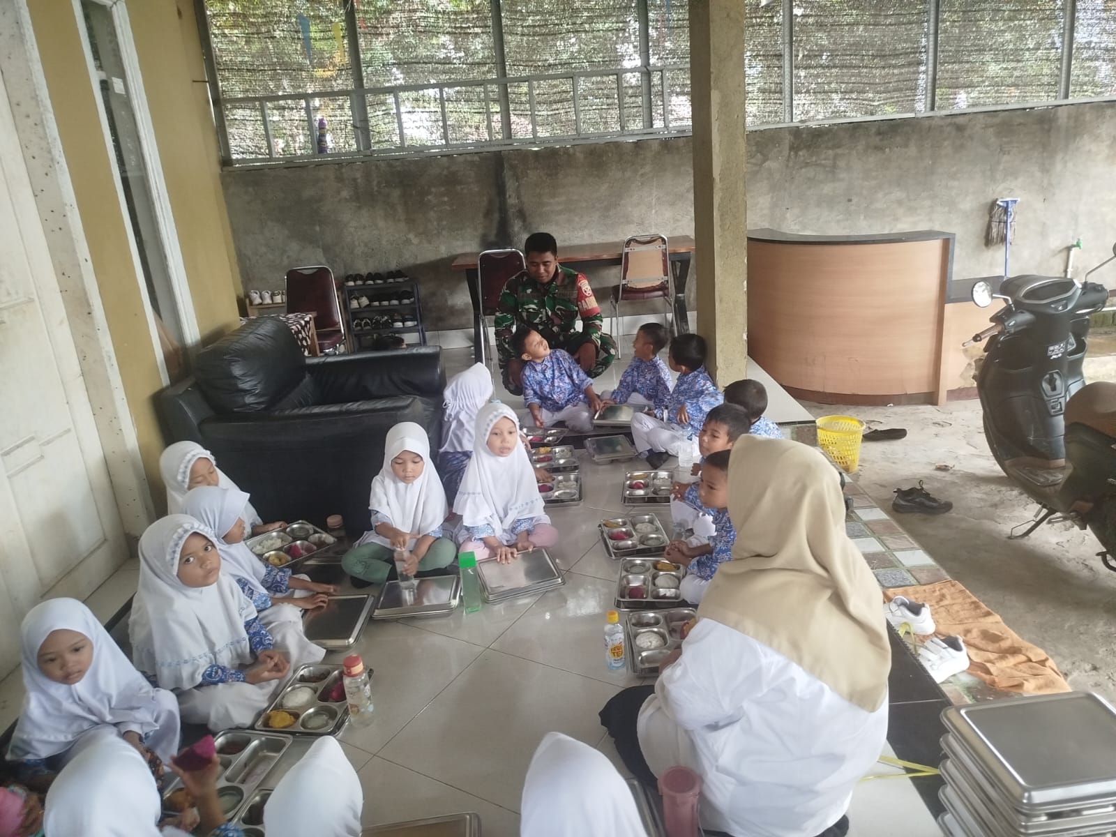 Babinsa Kelurahan Menala Pastikan Program MBG Berjalan Lancar dan Tepat Waktu