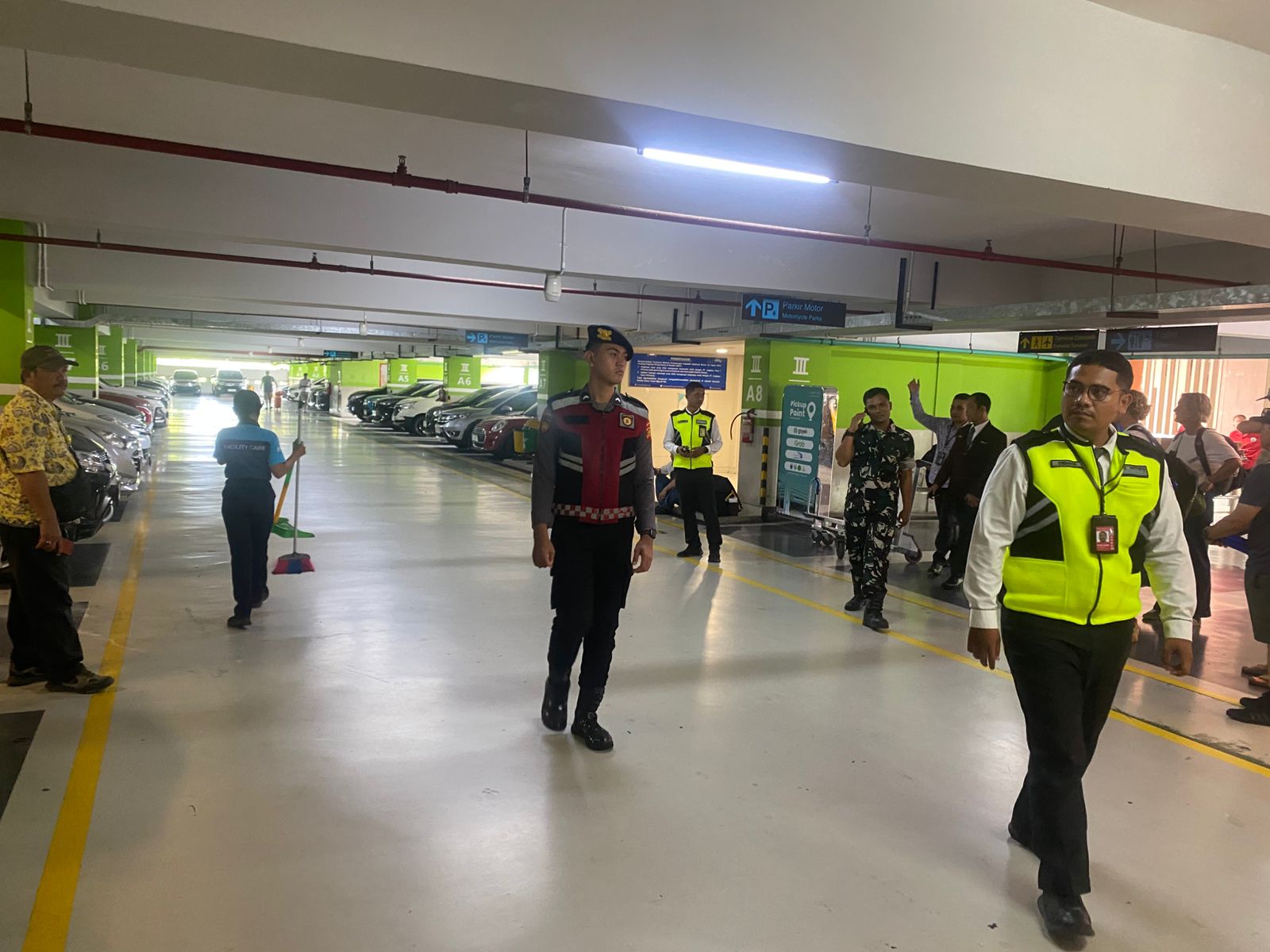 Hadirkan Rasa Aman, Polres Bandara Ngurah Rai Gelar Patroli Gabungan di Terminal Domestik