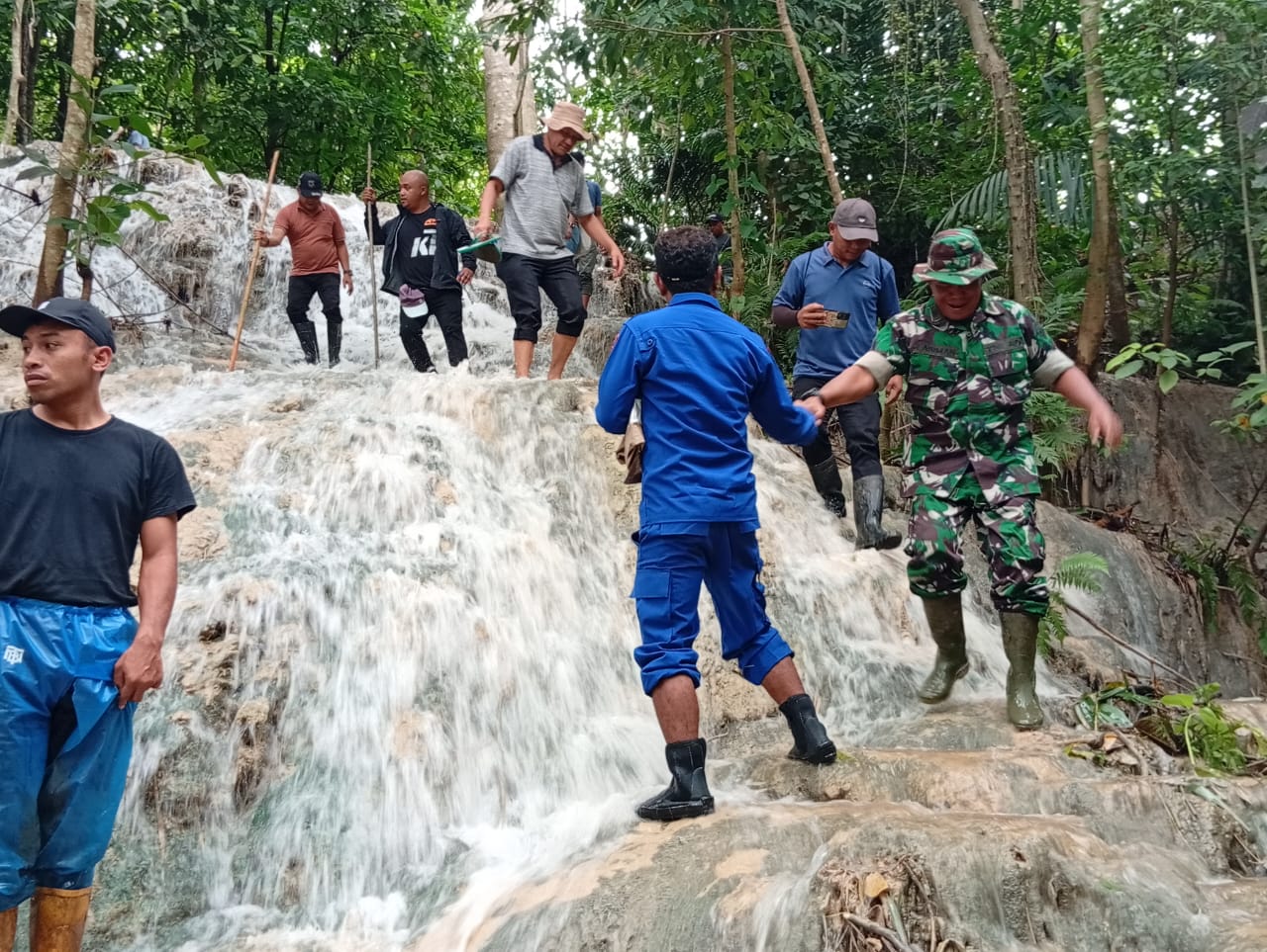 Koramil 1612-02/Reo Turun Langsung Cari Siswa Tenggelam di Air Terjun Tiwu Pei