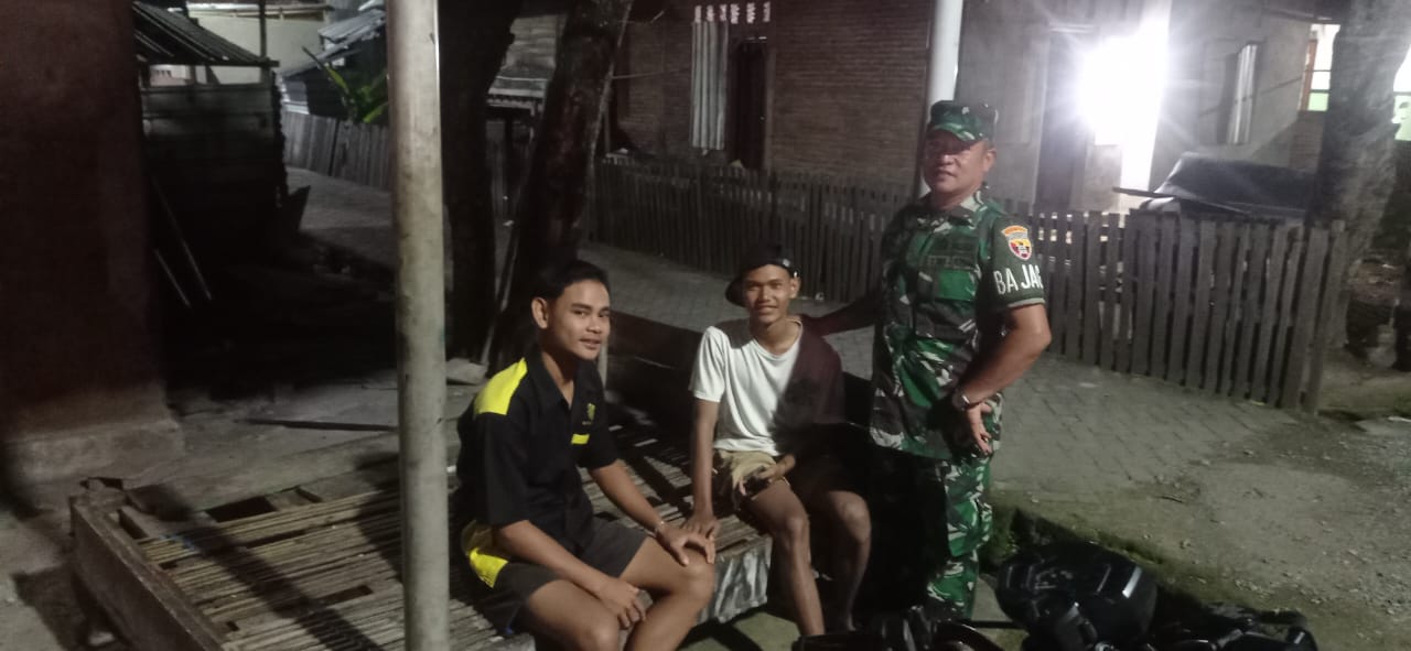 Babinsa Jereweh Hadir Menjaga Keamanan Warga di Malam Hari